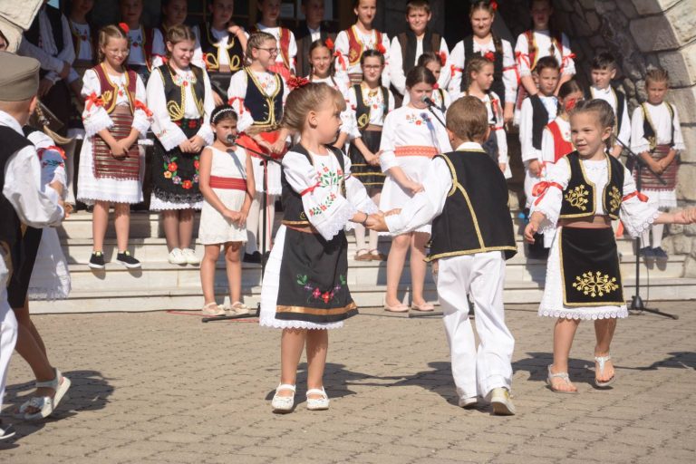 ОДРЖАН САЈАМ НАРОДНИХ РУКОТВОРИНА | Centar za kulturu Ugljevik